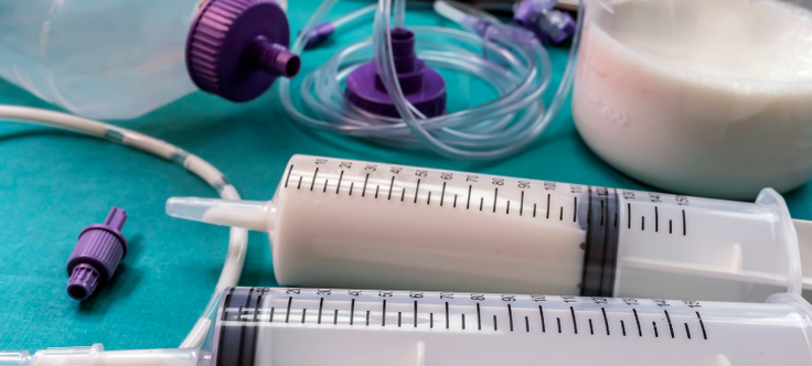 diverse soorten medische voeding met spuiten en toebehoren