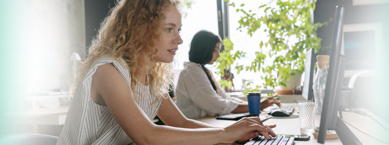 vrouwen werkend aan computer