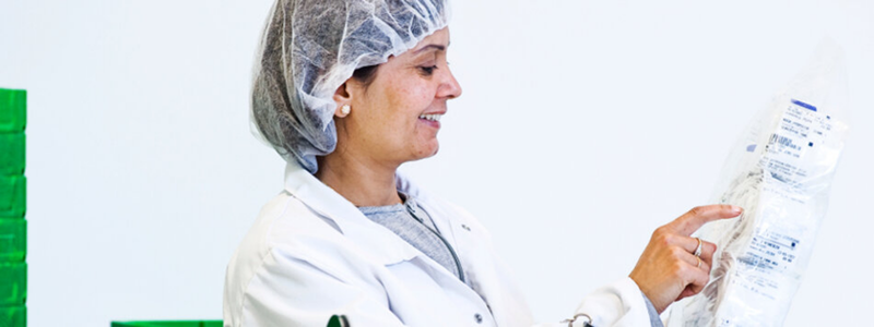 vrouw controleert medicatie op naam