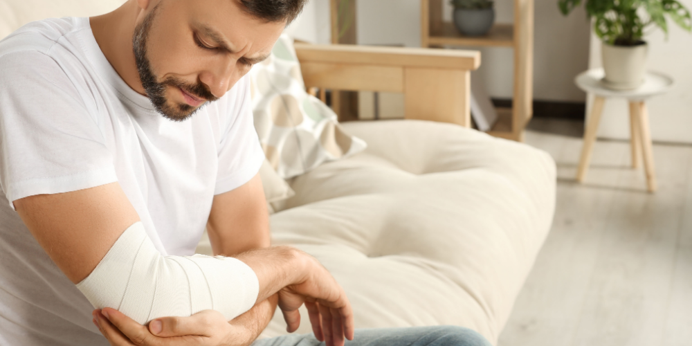 man met verband om arm