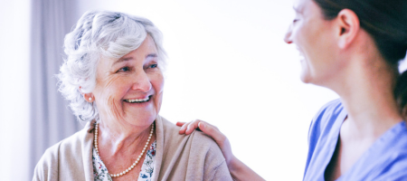 Oudere vrouw met verpleegkundige