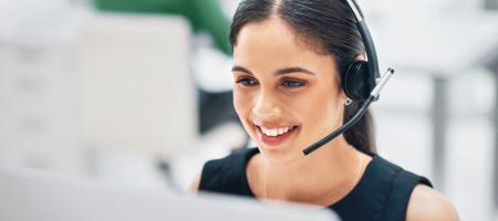 Telefoniste met headset achter computerscherm