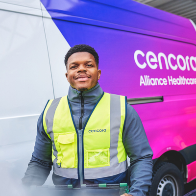 Bezorger met Cencora/alliance healthcare bus