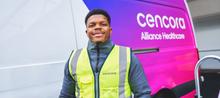 Bezorger met Cencora/alliance healthcare bus